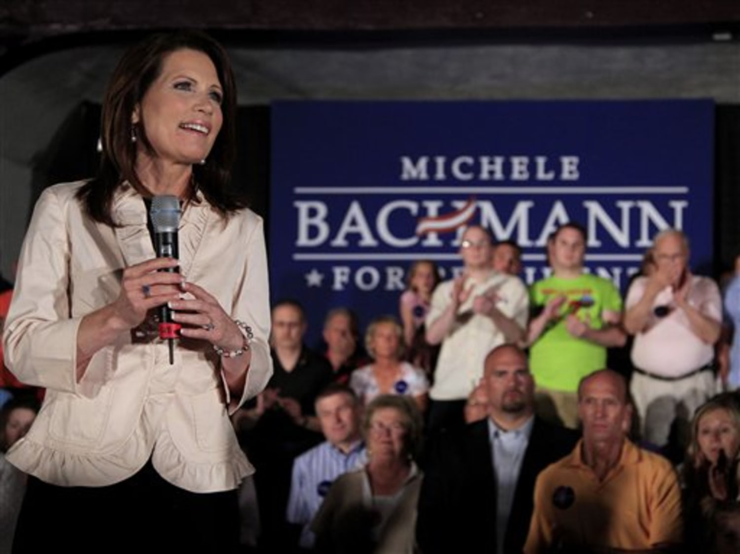 Fox host apologizes for Bachmann flake question